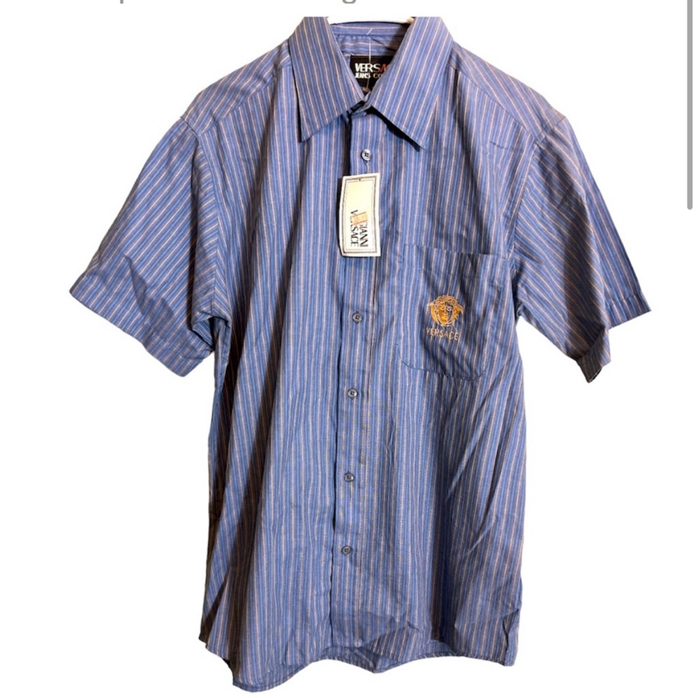 NWT AUTHENTIC VERY RARE VINTAGE 1972 GIANNI VERSACE BUTTON UP SHIRT.
SIZE SMALL.